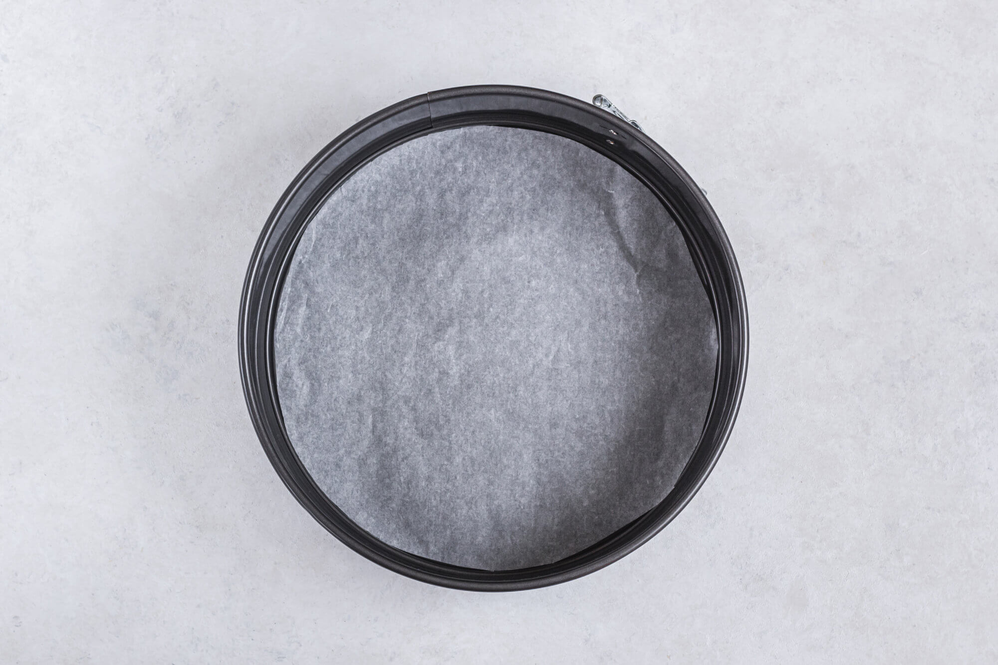 springform-with-parchment-paper-round-inside